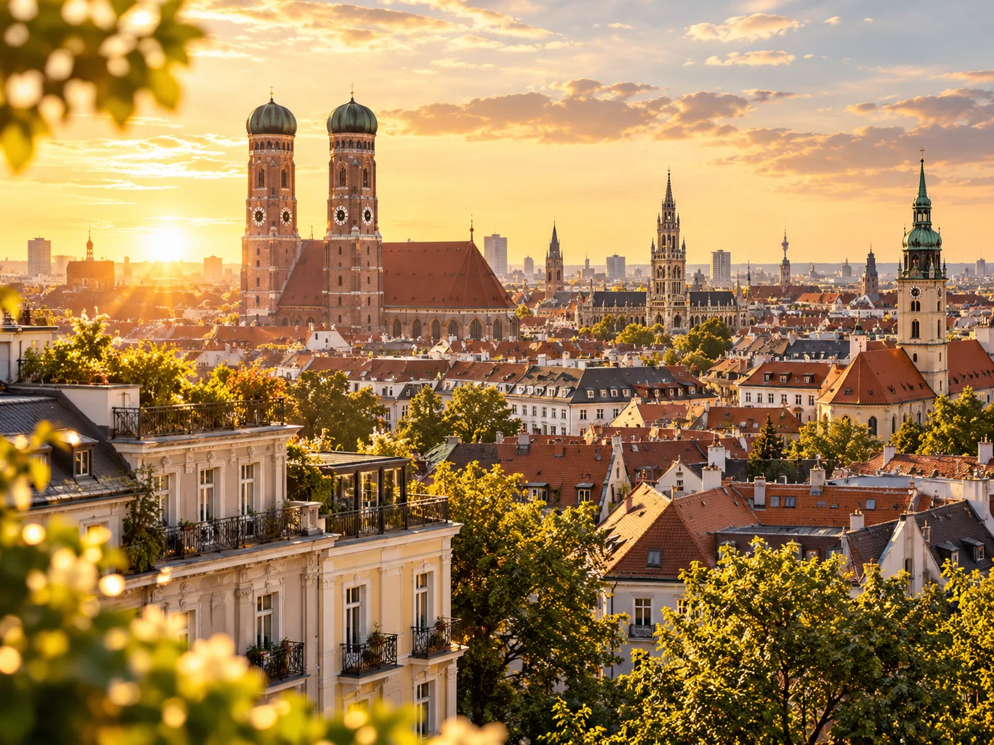 Münchner Stadtbild im goldenen Abendlicht als Sinnbild für den Wohnungskauf in München